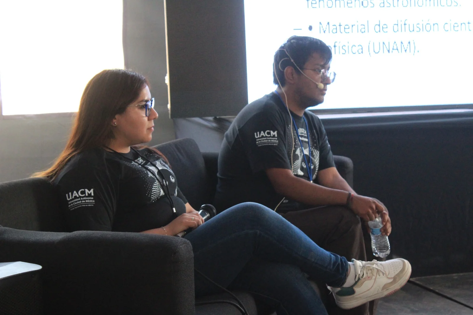 Participantes conversando frente a una proyección en el aula.