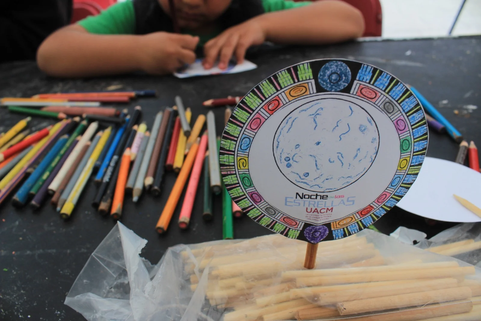 Materiales de un taller con un disco de colores.
