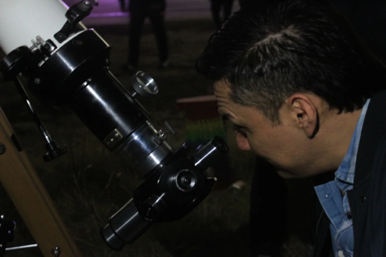 Participante observando a través de un telescopio.